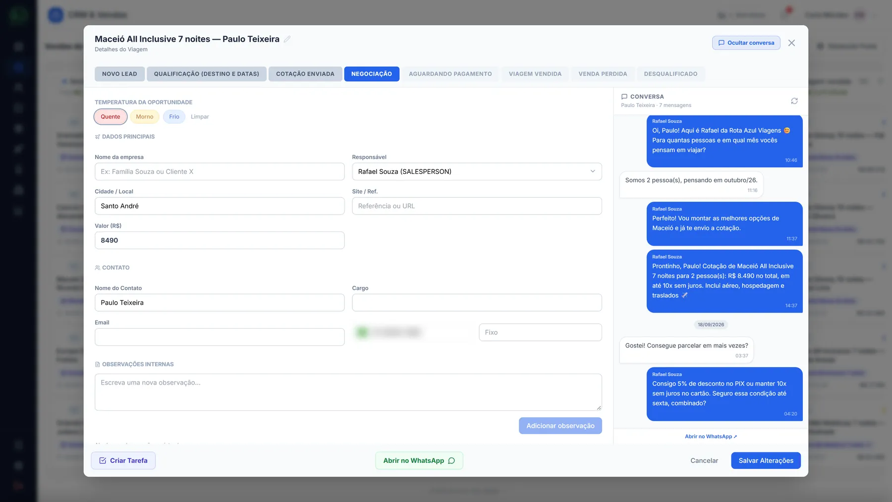 Ficha de um negócio no Gera Cliente com a barra de etapas no topo, a temperatura da oportunidade, os dados do cliente e, ao lado, a conversa do WhatsApp com o vendedor